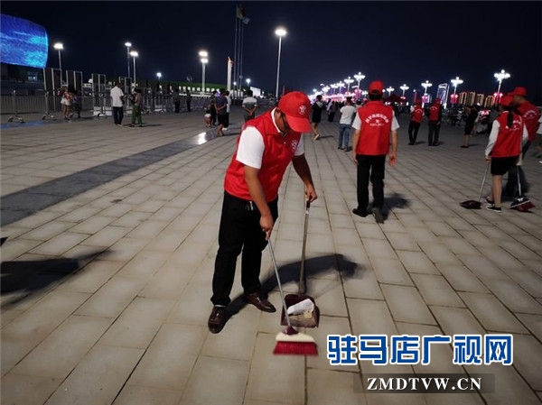 鵬宇集團(tuán)志愿者到駐馬店國際會展中心開展衛(wèi)生打掃志愿服務(wù)獲點贊