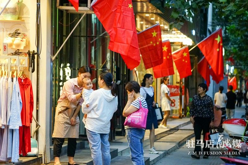 掛國旗，迎國慶，駐馬店營造最美“中國紅”