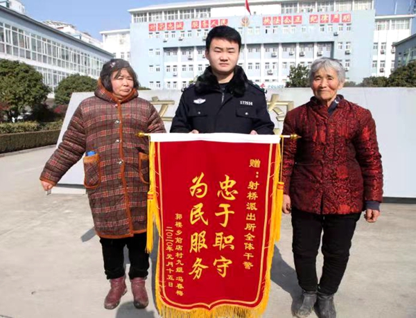 雨中救人好民警 款語溫情慰百姓