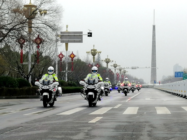 市交警摩托機動大隊為復工返崗人員保駕護航