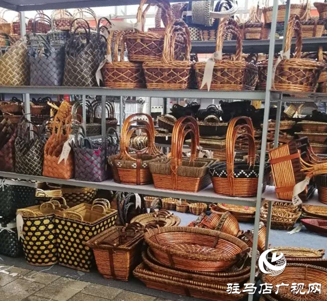 汝南縣宿鴨湖街道：柳編藝術(shù)展新品 帶貧出國(guó)賺外匯