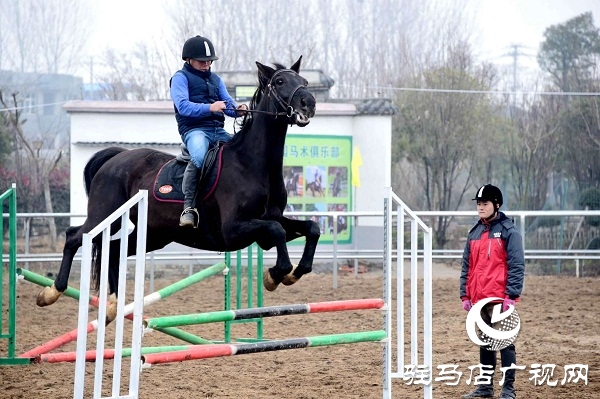 角子山下馬場(chǎng)里體驗(yàn)策馬奔騰的激情