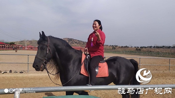 角子山下馬場(chǎng)里體驗(yàn)策馬奔騰的激情