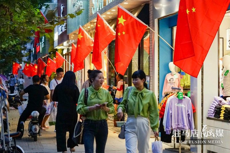 掛國旗，迎國慶，駐馬店?duì)I造最美“中國紅”