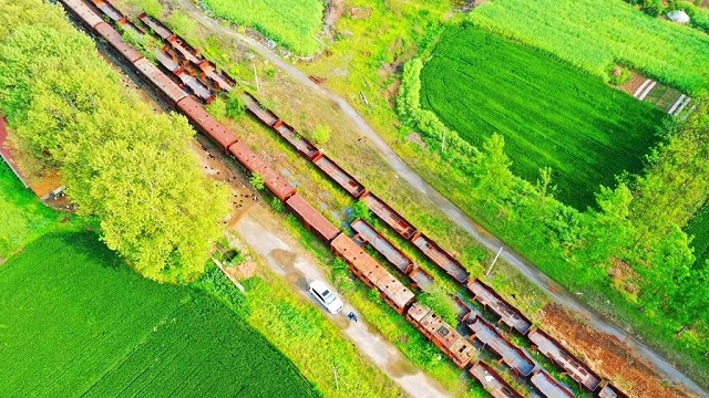 十多年的停運已經(jīng)讓這一列客車銹跡斑斑。