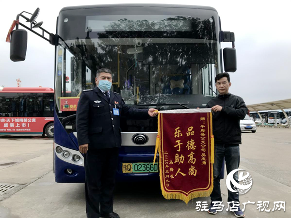 突發(fā)！老人公交車內(nèi)嘶聲呼救，多名乘客手足無措，緊急時刻……