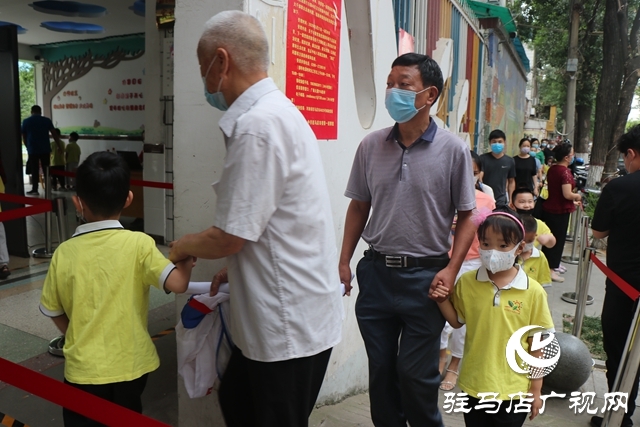 駐馬店市各幼兒園今日錯峰開學(xué)，老師笑迎萌娃歸！