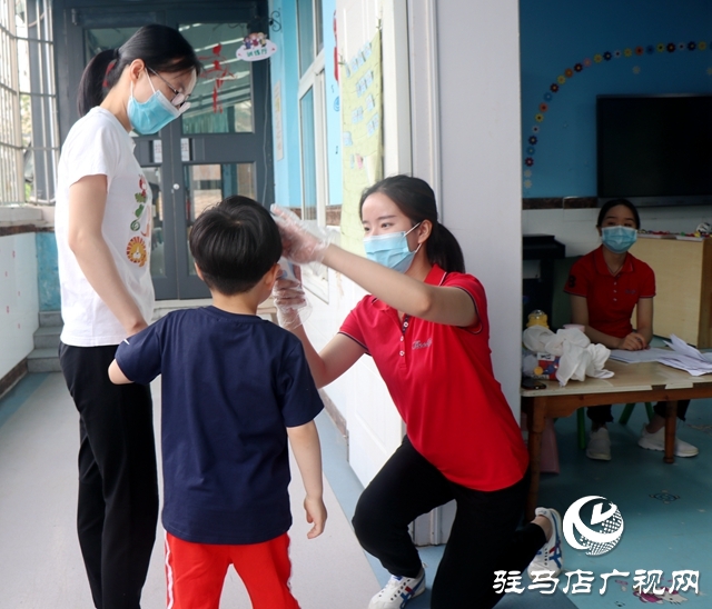 駐馬店市各幼兒園今日錯峰開學(xué)，老師笑迎萌娃歸！