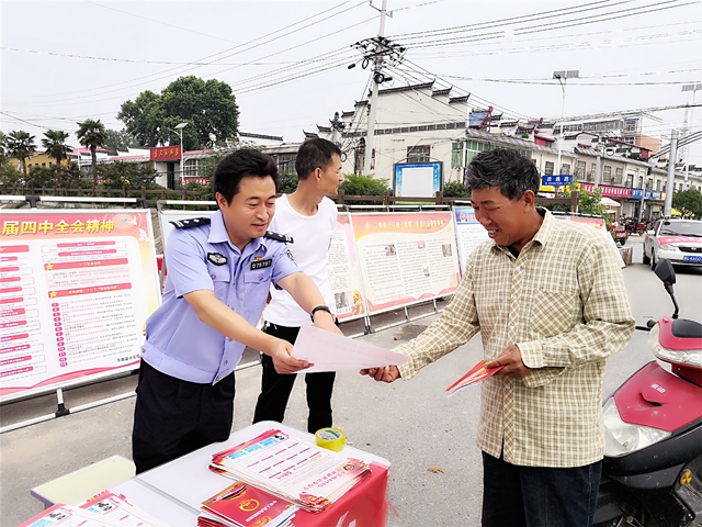 平輿縣公安局開展安全生產(chǎn)進基層集中宣傳活動