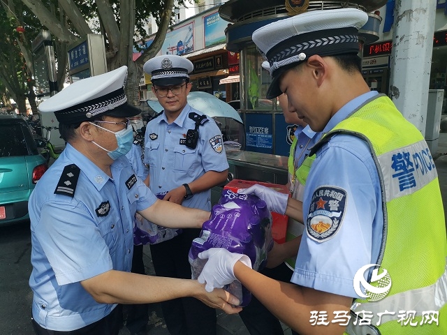 向堅守在高溫一線的人民警察致敬！