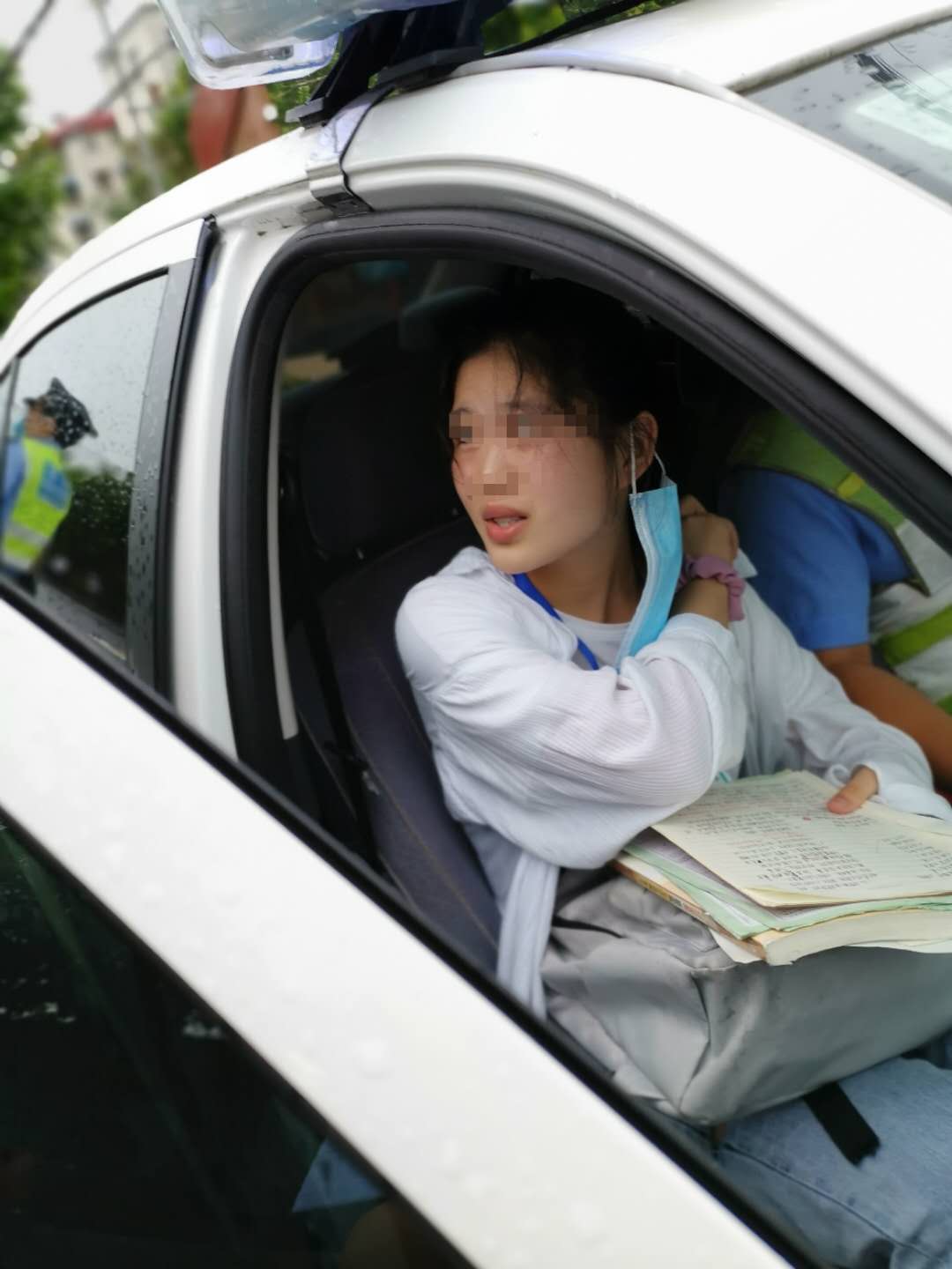 感人一幕：粗心家長送錯考點 執(zhí)勤交警火速送考