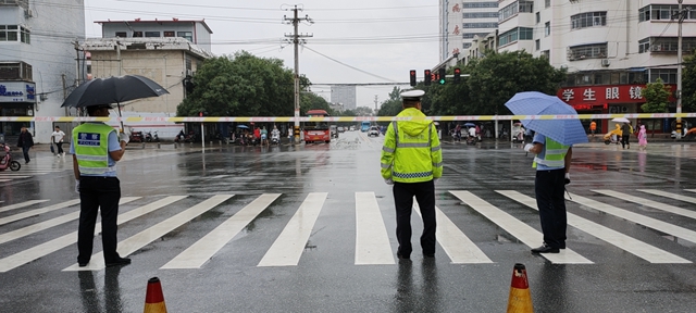 平輿縣民警護航中招考試