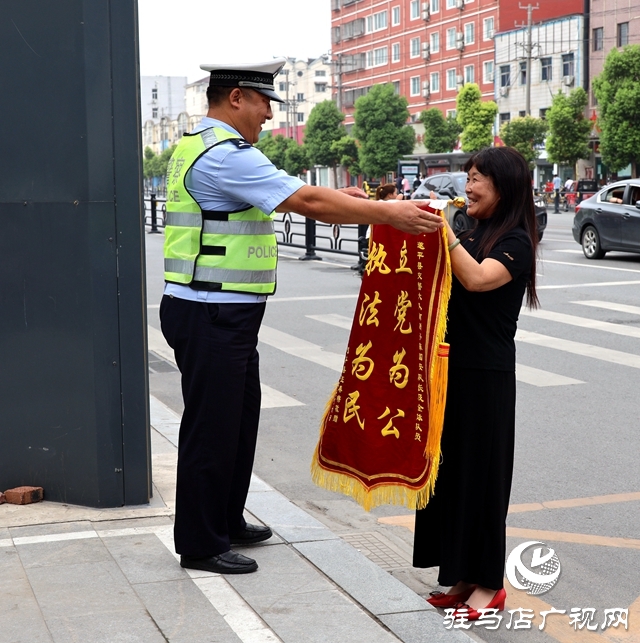 暖心！群眾將錦旗送到崗位上