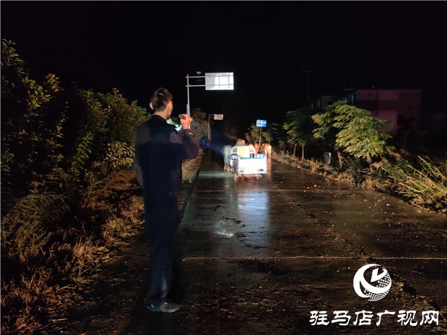 警民齊心冒雨尋牛，秋涼心卻暖