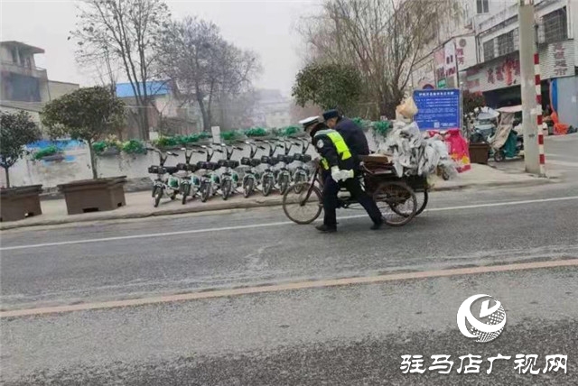 正陽(yáng)交警幫助老人推車過(guò)馬路…這個(gè)“背影”太暖了！