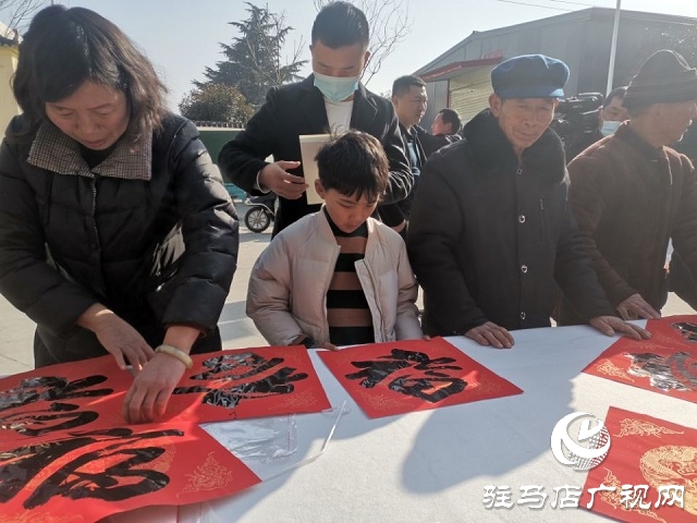 上蔡：義寫春聯送祝福 劉莊村里年味濃