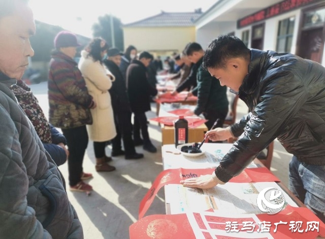 上蔡：義寫春聯送祝福 劉莊村里年味濃