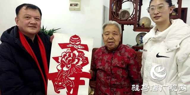 新春剪紙送祝福 居民攜手慶佳節(jié)