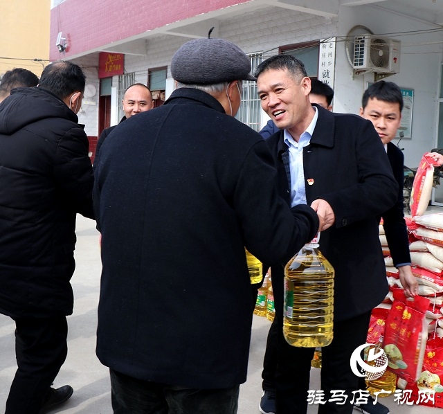 送物資 獻(xiàn)祝福 新春慰問來到小靳莊