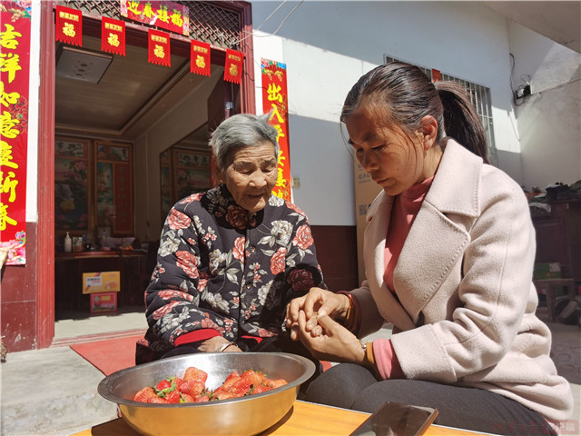 五兒女萬(wàn)里集結(jié)！海口深山找回走失娘親