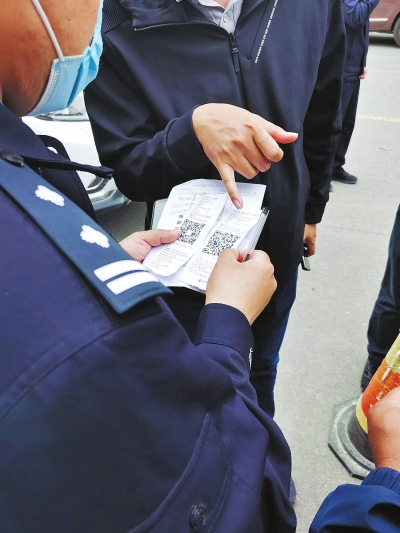 小心“高仿”停車?yán)U費條盯上你的車 城管教你如何辨識假繳費條