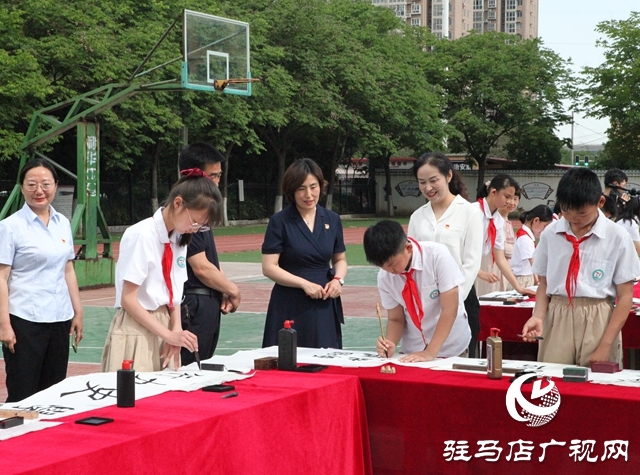 駐馬店市第二十四小學(xué)舉行“童心向黨 翰墨書(shū)香”主題書(shū)寫(xiě)活動(dòng)