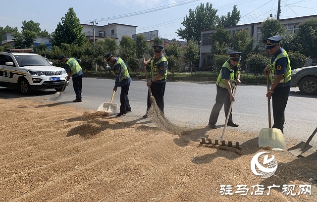 正陽縣交通運(yùn)輸執(zhí)法局強(qiáng)力開展占用公路打場曬糧專項(xiàng)整治行動