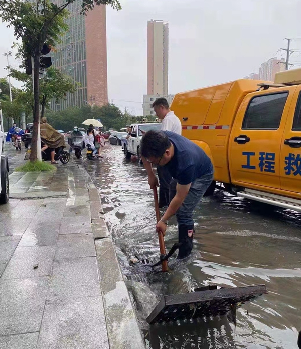 駐馬店市中心城區(qū)相關(guān)部門迅速行動排澇除險