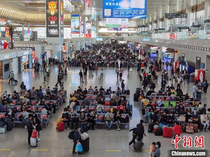 國慶火車票明起開搶 多地強調假期不許大規(guī)模聚集