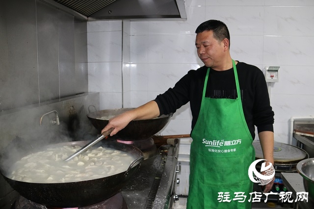 駐馬店市公安局驛城分局舉行“迎冬至 暖警營”包餃子活動