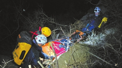 驢友登封玉皇溝墜崖14小時(shí)后獲救 有償救援能攔住驢友任性冒險(xiǎn)嗎？