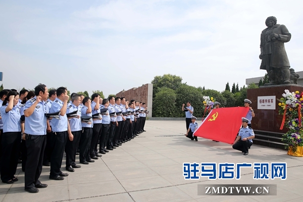 7月一日上午，市公安局黨員民警在楊靖宇紀念館楊靖宇將軍銅像前，面對黨旗重溫黨的誓詞.JPG