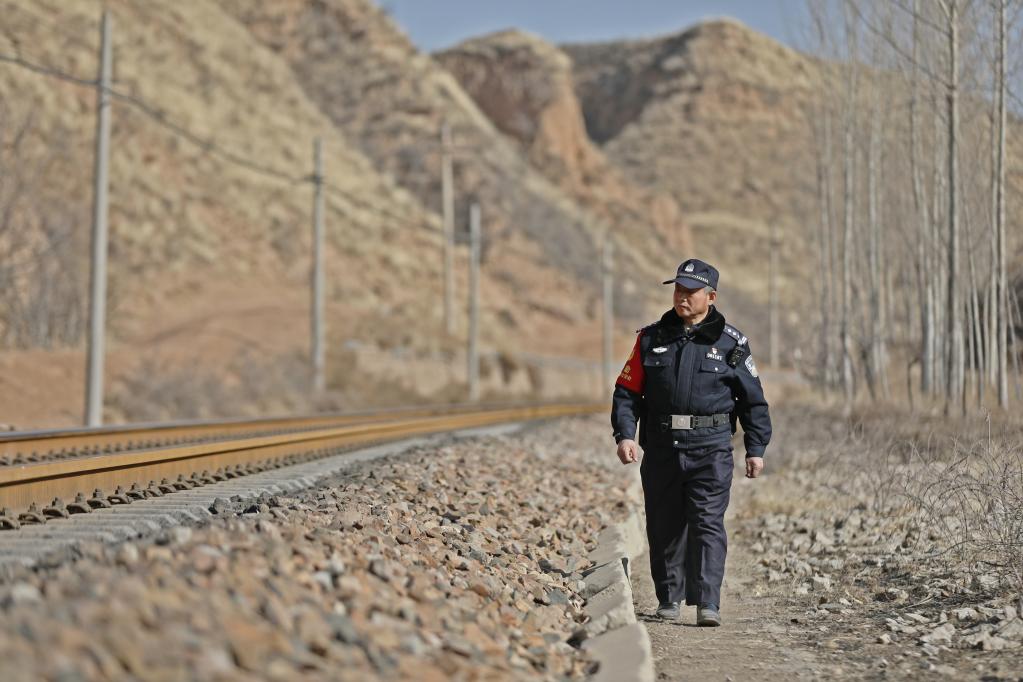 平安是最美的風(fēng)景：鐵路民警老房的最后一個(gè)春運(yùn)