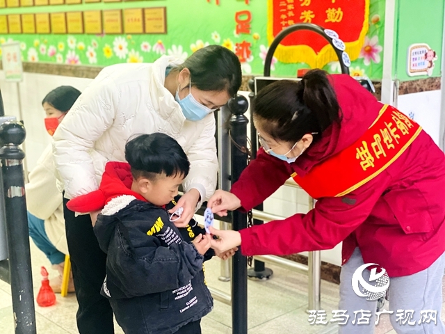 駐馬店市實(shí)驗(yàn)幼兒園開學(xué)第一天 “冰墩墩”“雪容融”迎接小萌娃