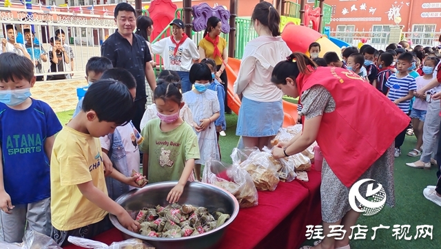 確山縣任店鎮(zhèn)曹莊小學(xué)舉行愛心捐贈(zèng)活動(dòng)