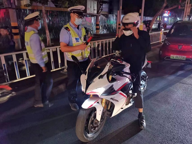 百日行動 | 駐馬店交警嚴(yán)查“飆車炸街黨” ！