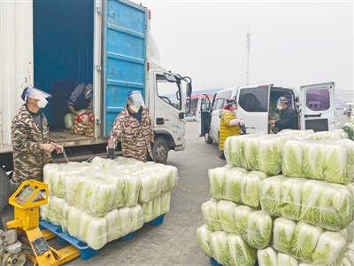 護航萬邦市場，他們風雨無阻