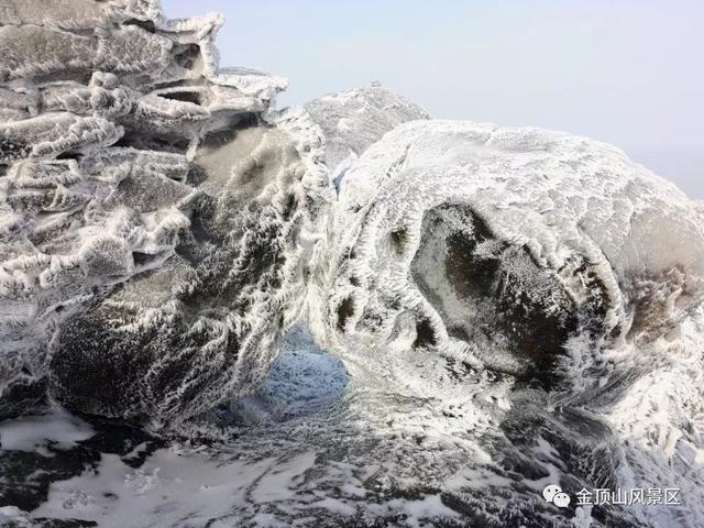 「金頂●冬雪」忽如一夜春風來，千樹萬樹梨花開