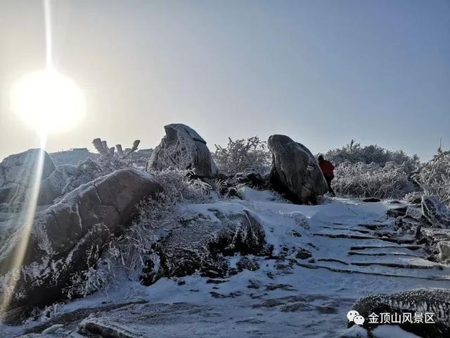 「金頂●冬雪」忽如一夜春風來，千樹萬樹梨花開