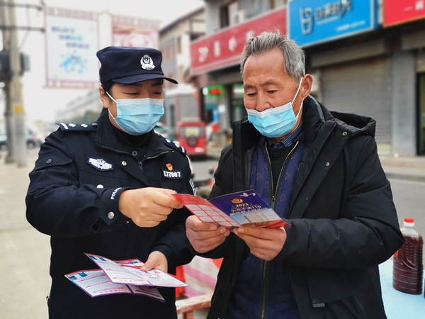 駐馬店市公安局經(jīng)濟(jì)開(kāi)發(fā)區(qū)分局集中開(kāi)展“110宣傳日”活動(dòng)