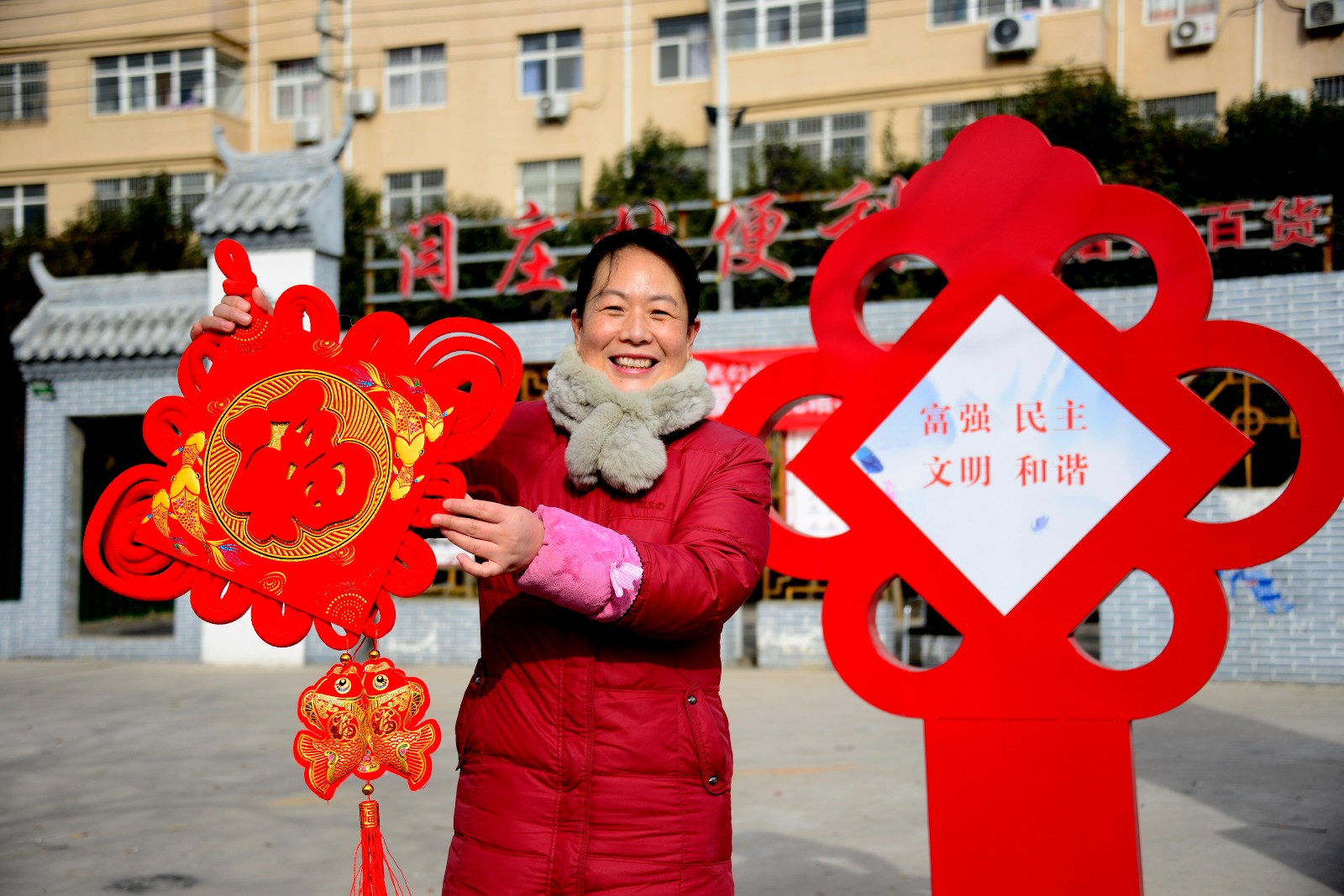 新春走基層丨新年來張全家福吧！攝影志愿者用光影為村民留住煙火年年