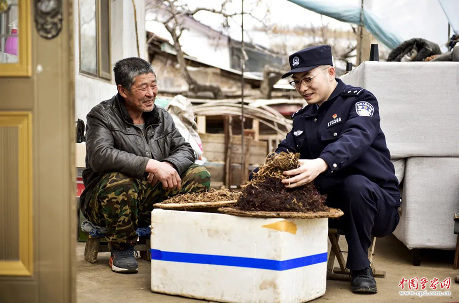 雷鋒，就在我們身邊 全國(guó)公安機(jī)關(guān)大力弘揚(yáng)雷鋒精神、踐行為民初心