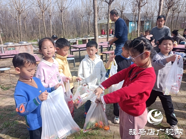 駐馬店實(shí)驗(yàn)小學(xué)開展“三月雷鋒行 溫暖似春風(fēng)”學(xué)雷鋒系列志愿活動(dòng)