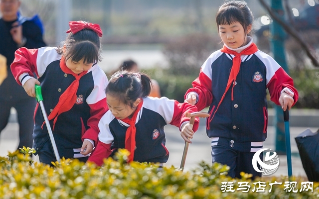 駐馬店實(shí)驗(yàn)小學(xué)開展“三月雷鋒行 溫暖似春風(fēng)”學(xué)雷鋒系列志愿活動(dòng)