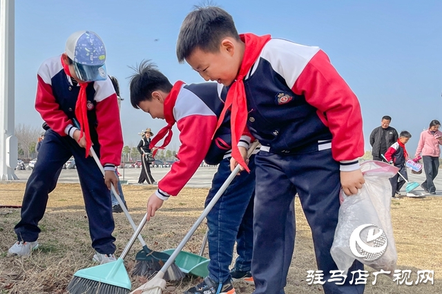 駐馬店實(shí)驗(yàn)小學(xué)開展“三月雷鋒行 溫暖似春風(fēng)”學(xué)雷鋒系列志愿活動(dòng)