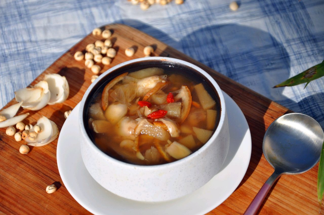 天氣干燥 來碗百合川貝瘦肉湯