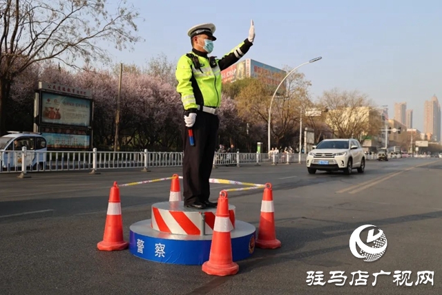  颯！駐馬店交警“文明示范形象崗”亮相街頭