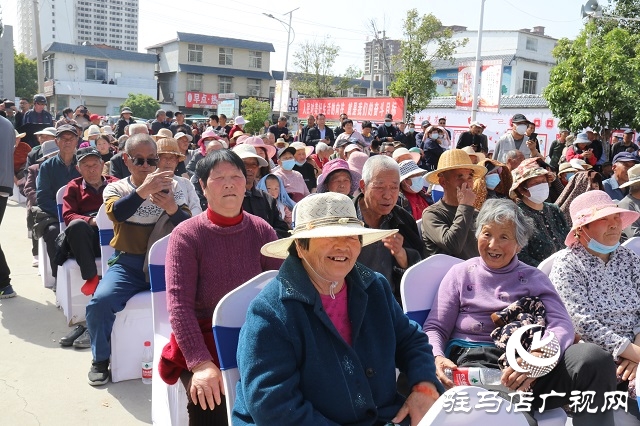 河南省戲劇家協(xié)會(huì)走進(jìn)開發(fā)區(qū)關(guān)王廟鄉(xiāng)慰問演出