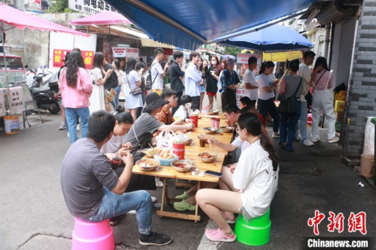 中國年輕人熱衷追著美食去“打卡”