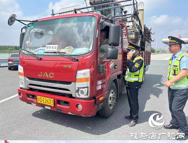 點贊！正陽交通執(zhí)法人員護送迷路收割機